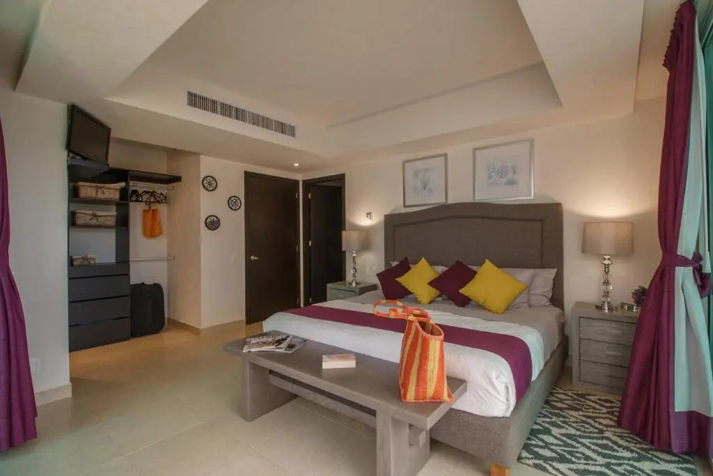 910-3000 Grand Venetian P.V.