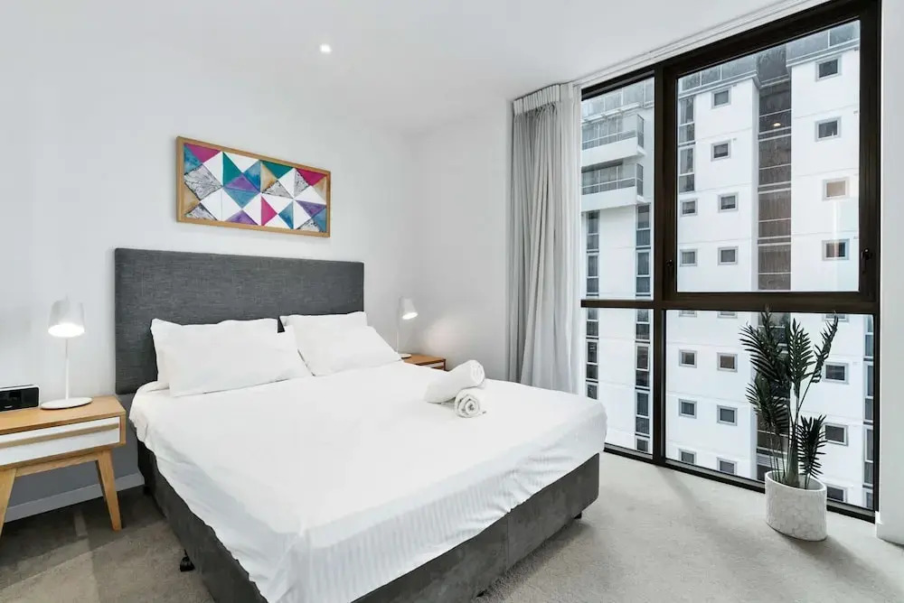 Elegant 2-bed With Stunning Views, Pool, Bbq, Gym