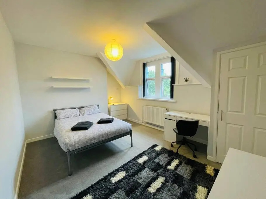 Modern 6 bedroom 5 min walk to beach & restaurants