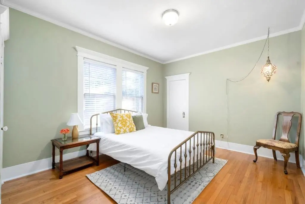 The Executive Retreat Charm, History, Comfort