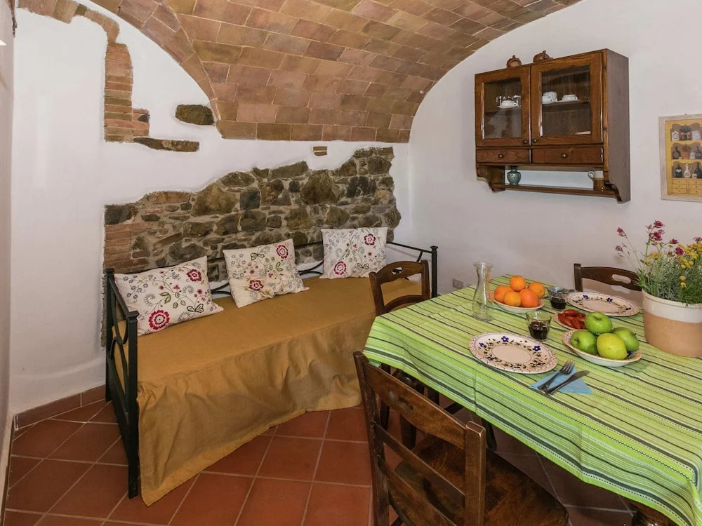 Apartment in a Rustic House in the Tuscan Hills Near the Sea