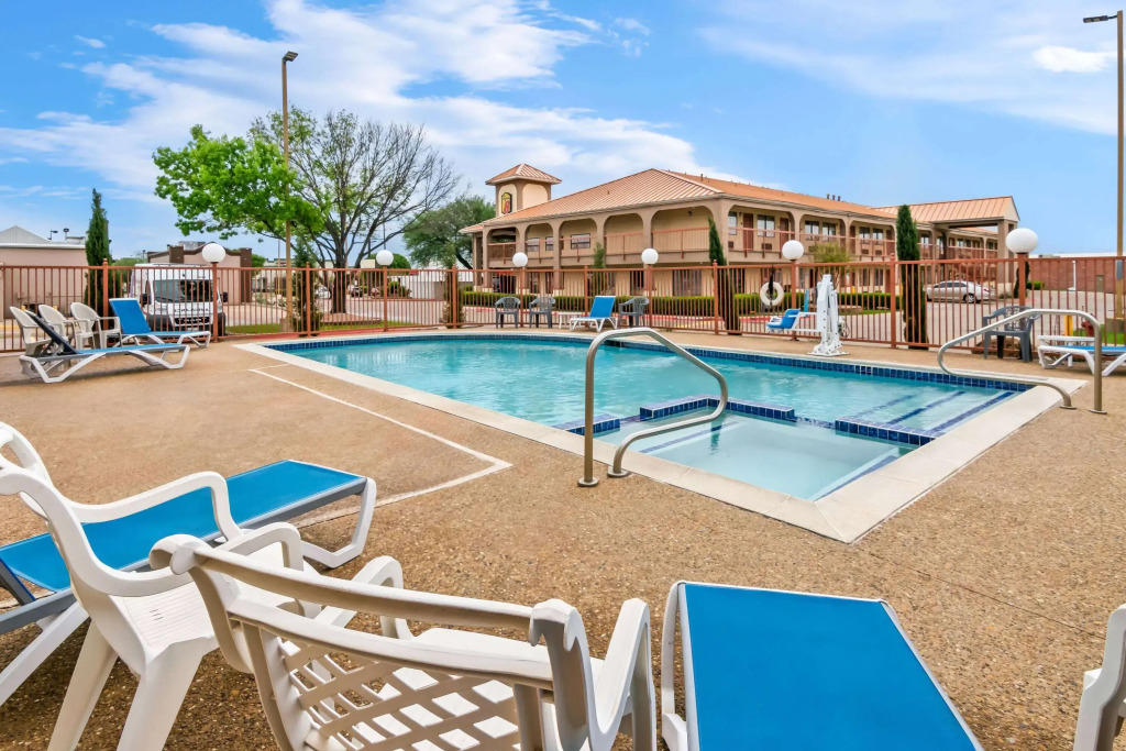 Super 8 by Wyndham Grand Prairie Southwest
