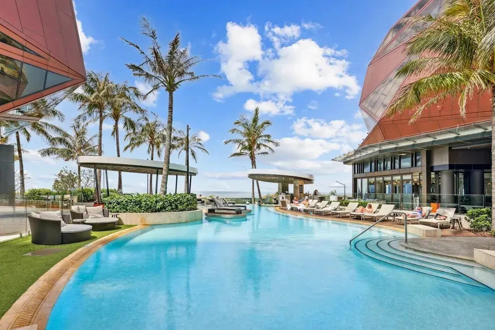 Luxury Beachfront 1-bed Apartment With Pool & Gym