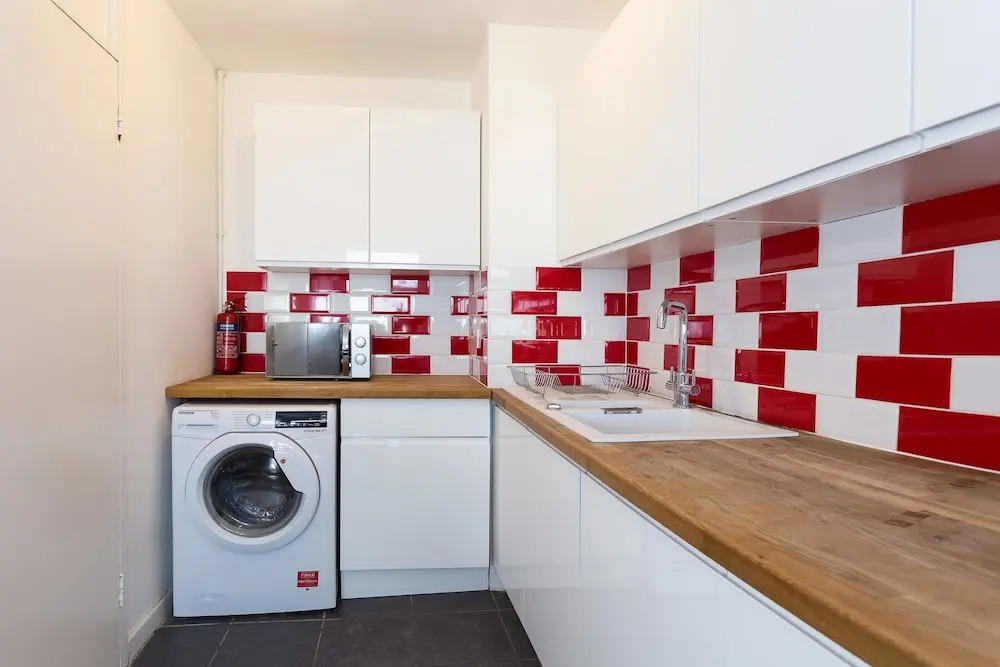 4 Bedroom Apartment in Shepherd's Bush Accommodates 10