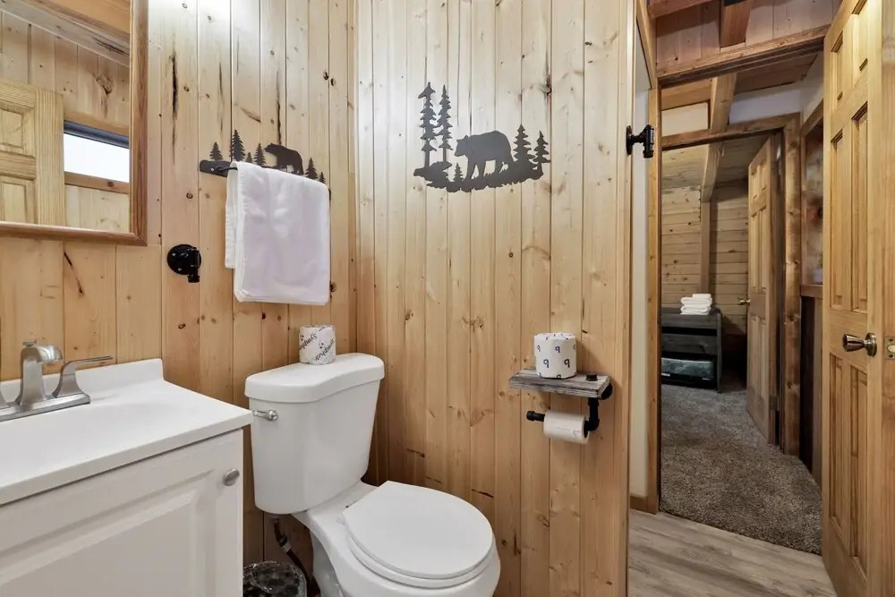 2190-fox & Bears Retreat 4 Bedroom Home by RedAwning