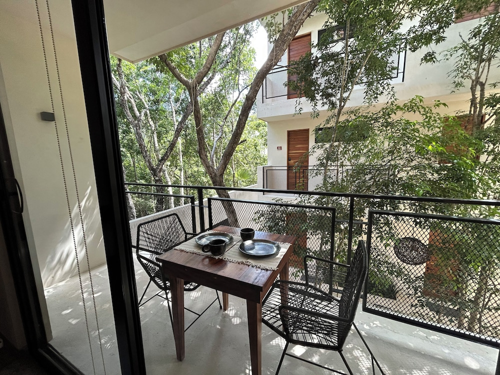 Jungle  Studio Balcony & Hammock S19