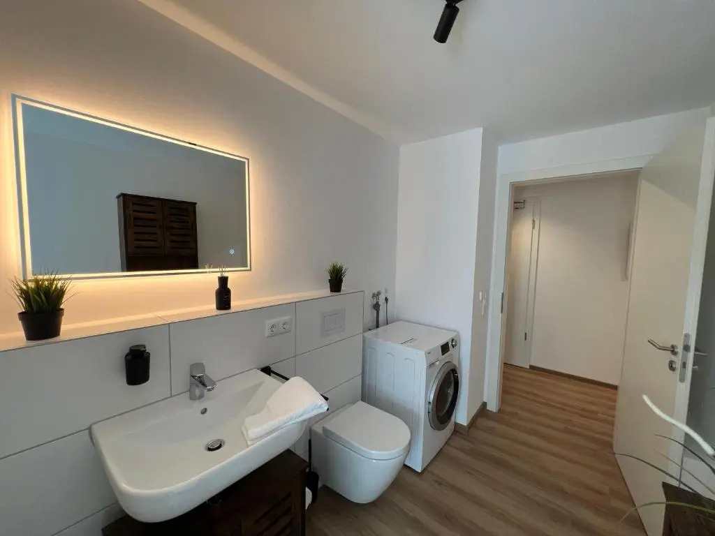 TomsFLAT CityApartments - 3 ROOMS, KITCHEN, WORKSPACE, HIGHSPEED WIFI, FREE PARKING, WASHER & DRYER, BALCONY, 24h Check-in