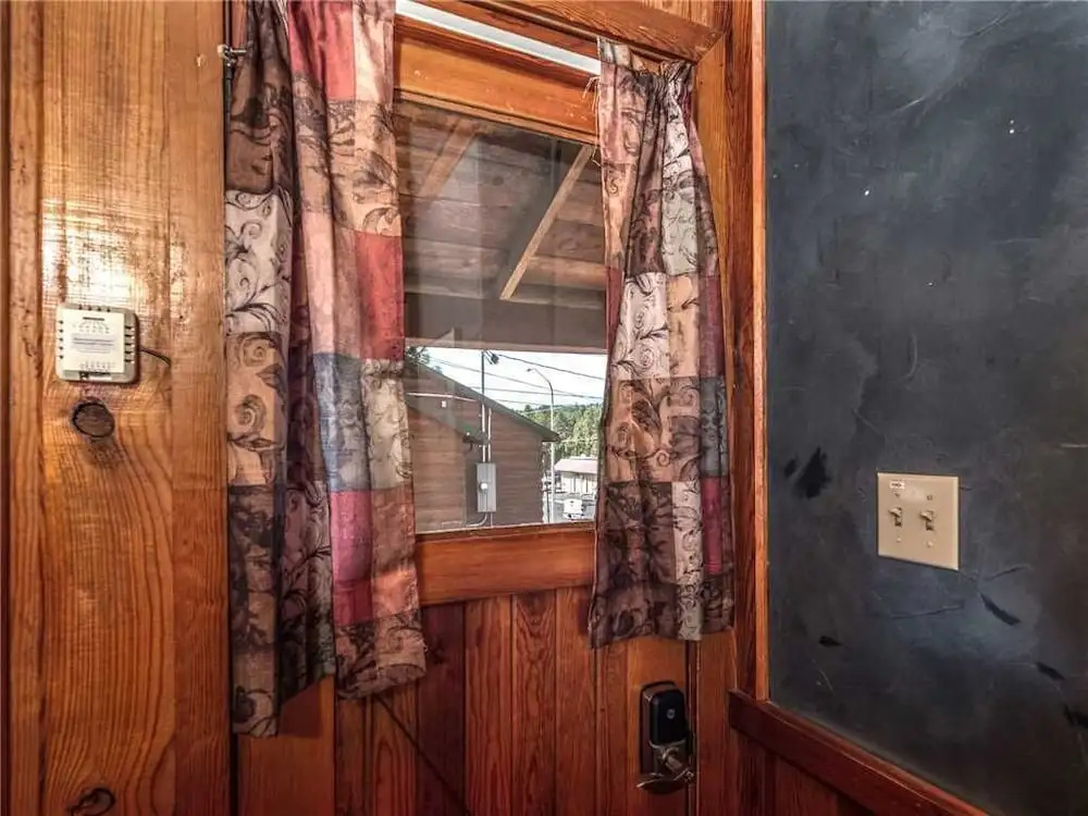 Apache Village 1, Queen Bed, Midtown, Pet Friendly, Sleeps 2