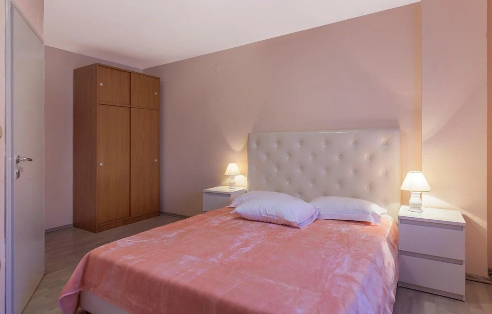 Amazing Apartment in Vinkuran With 2 Bedrooms