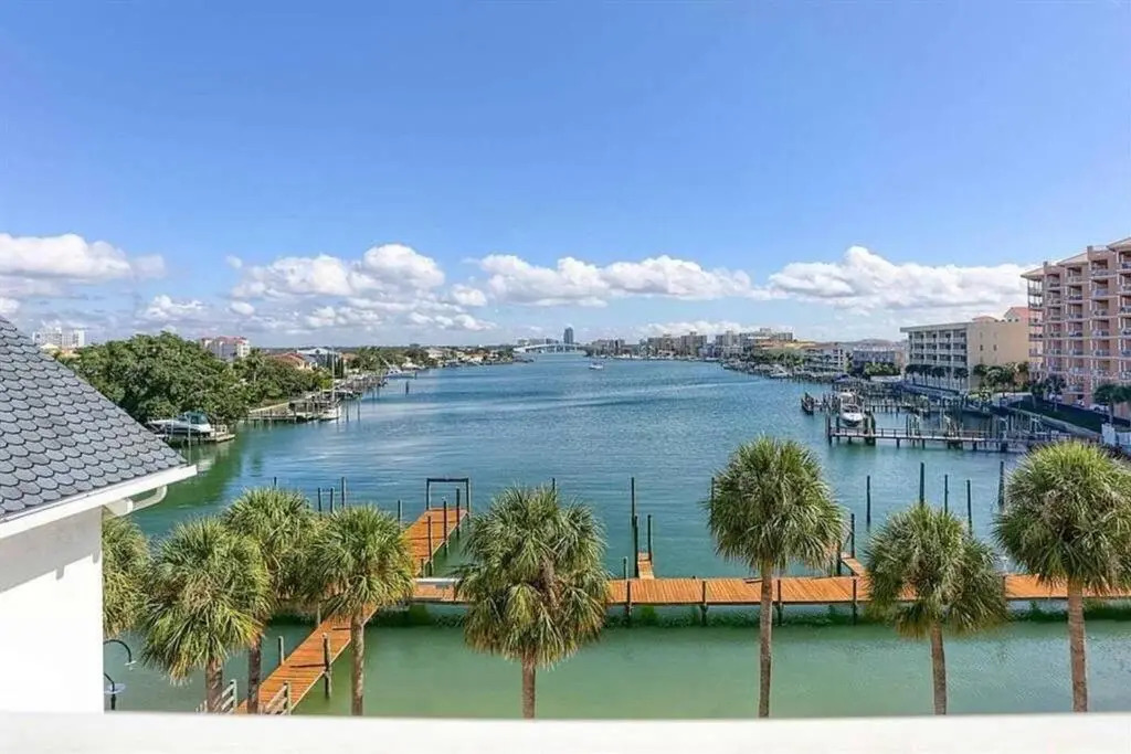 NEW Beach Condo 5 min walk to the Beach Sleeps 9