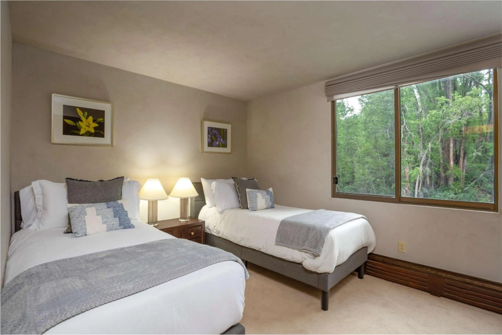 Riverfront 2 BR - Steps to Town & Gondola, Hot Tub