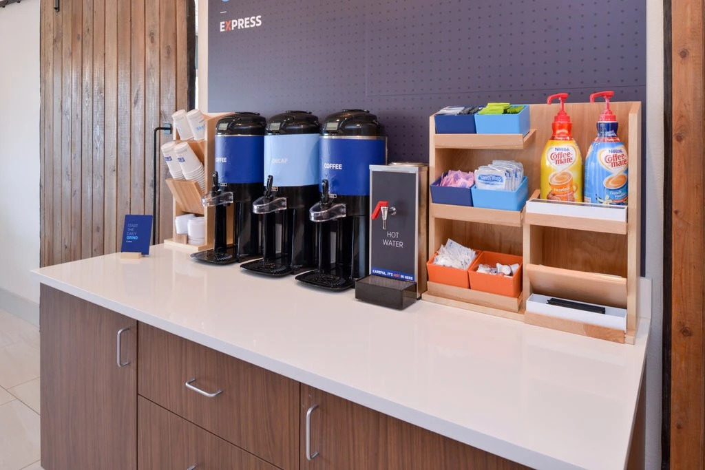 Holiday Inn Express & Suites - Omaha - 120th and Maple by IHG