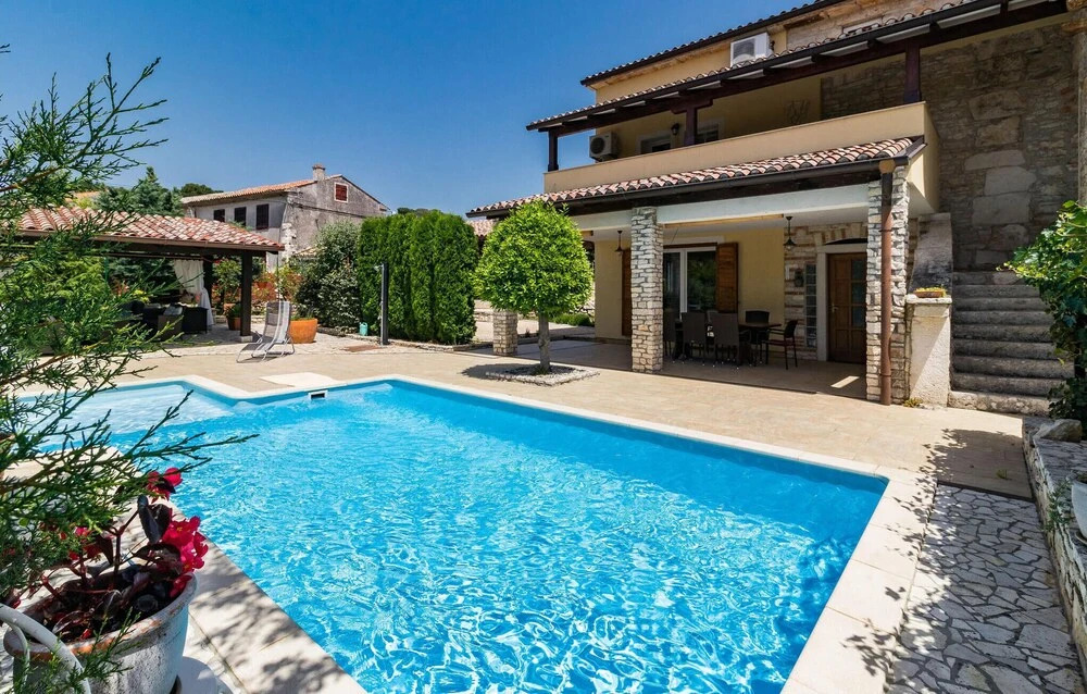 Nice Home in Manjadvorci With Outdoor Swimming Pool, Wifi and Outdoor Swimming Pool