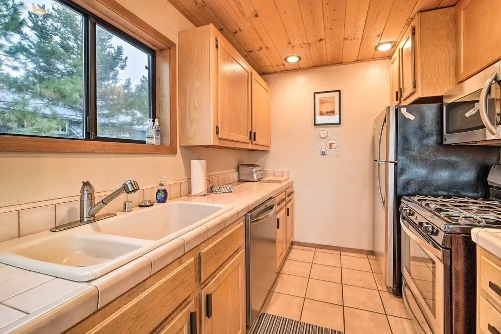 Deck + Fireplace: Log Cabin in Tahoe Donner!