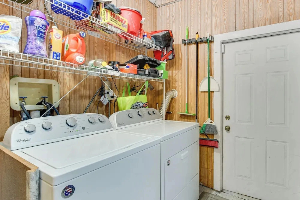 Spacious Chicago Group Home! Walk to Train & Eats