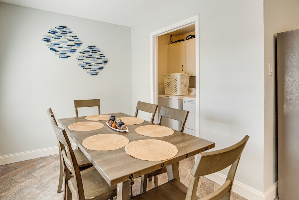 Lakeside Retreat: Large Spacious Home w/ Game Room