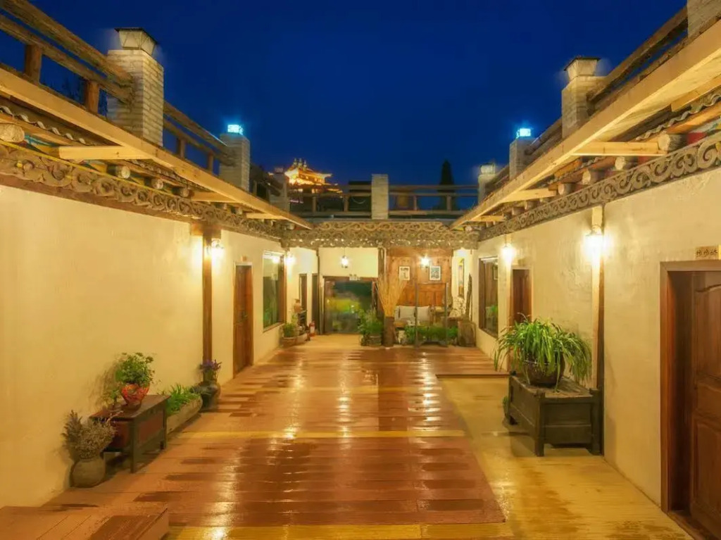 Shangri-La E-Outfitting Boutique Hotel