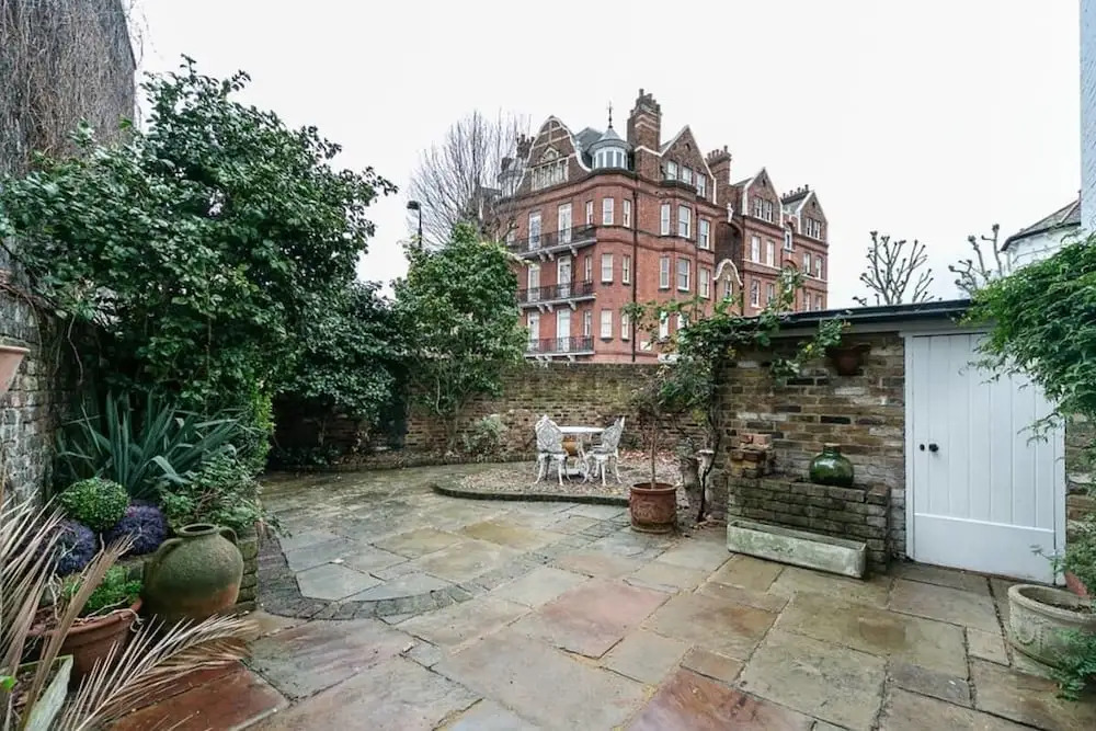 Special Offer- 5 bed Victorian in Zone2
