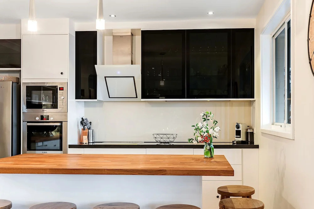 Phuza Maningi, 17 Myan Close