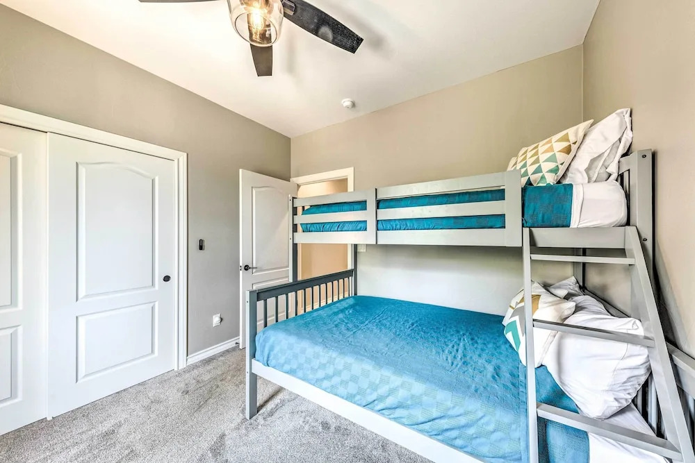 Modern Mtn Retreat, Walk to Lake & Trails!
