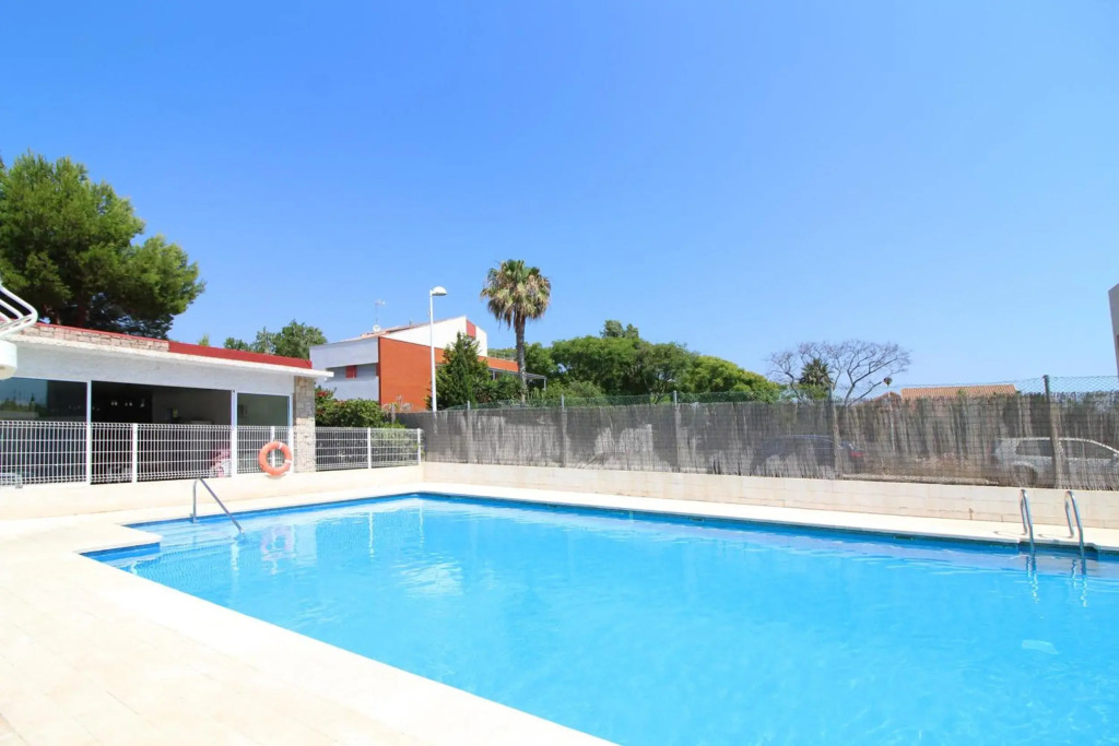 Global Properties, Apartamento con terraza y piscina a un paso de la playa