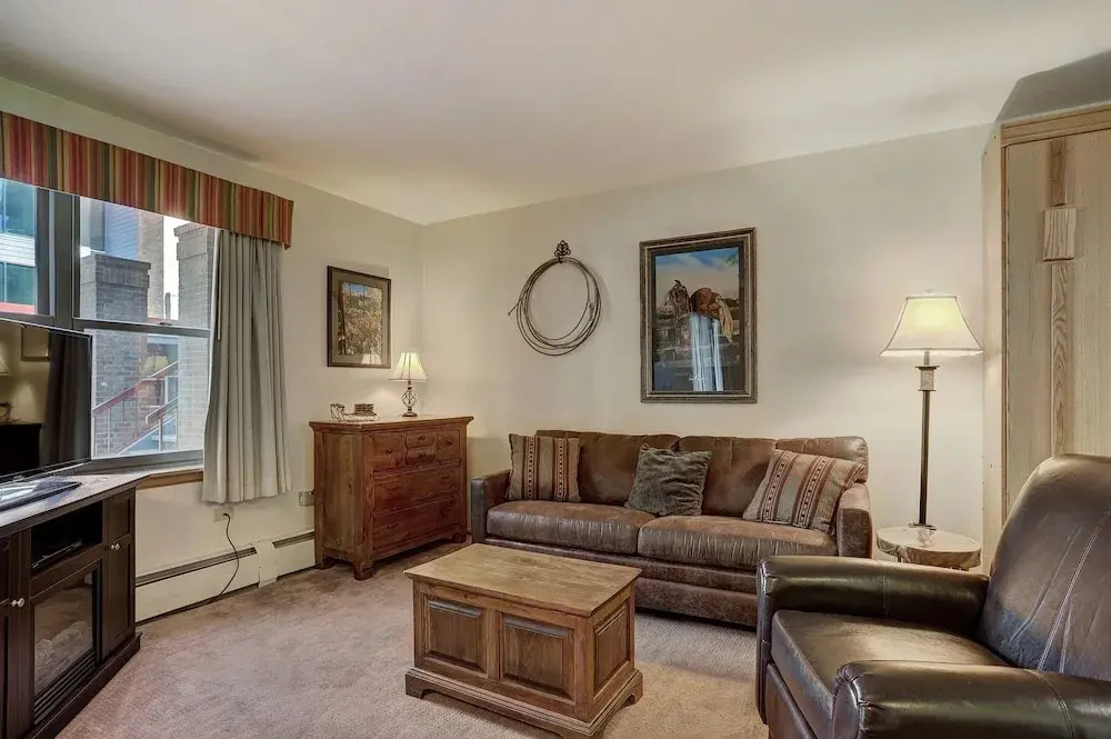 1br Cozy Winter Hideway- Walk To Apres, Shops, Fun- Sleeps 6 1 Bedroom Condo by RedAwning