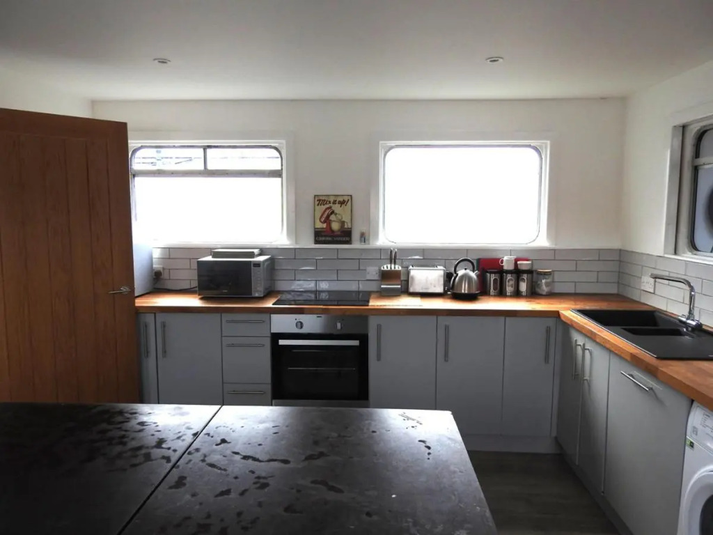 Luxury Waterfront Houseboat - Perfect for Large Groups
