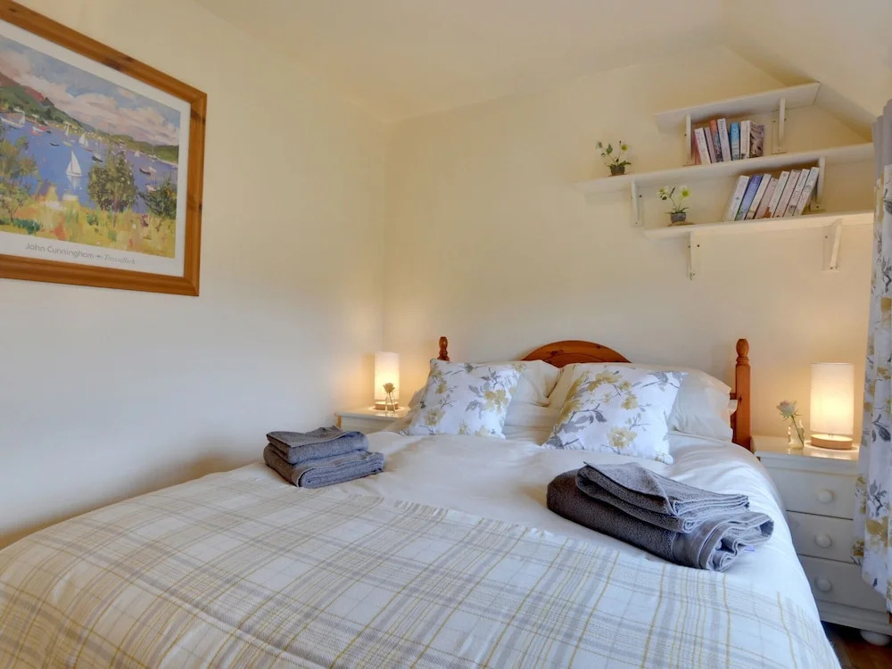 Vintage Holiday Home in Woodchurch With Parking