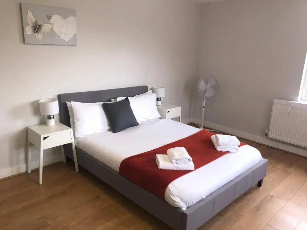 2 Bedroom Large First Floor Apartment with FREE Parking