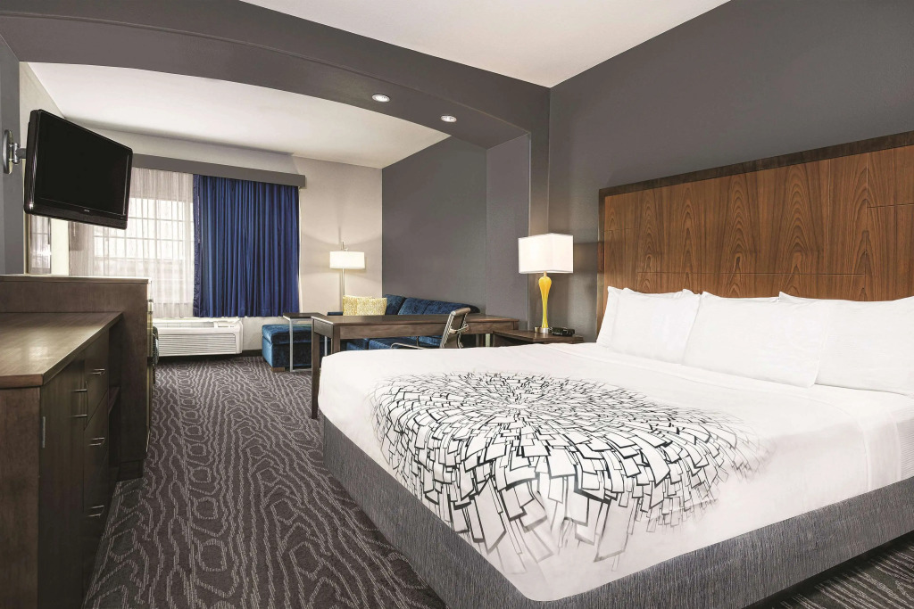 La Quinta Inn & Suites by Wyndham Mercedes Outlet Mall