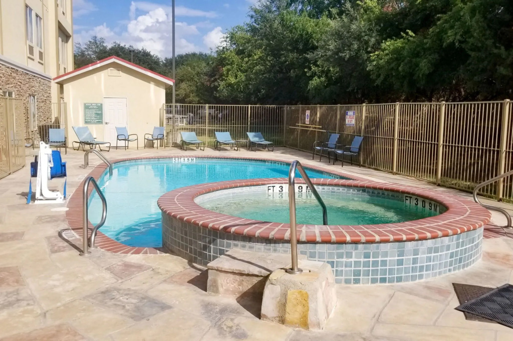 Comfort Inn & Suites Near Six Flags & Medical Center