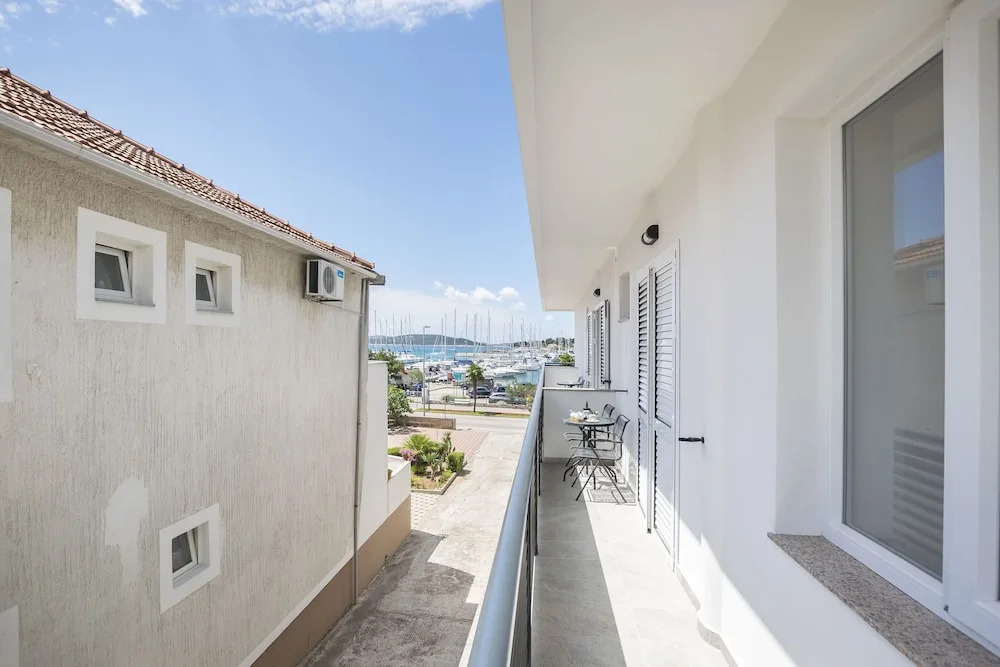 Apartments and Rooms Mare