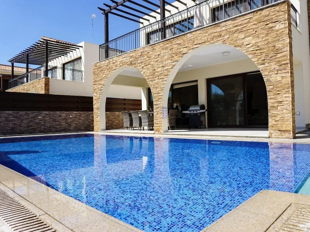 Sea Front Oceanus H3 by Ezoria Villas