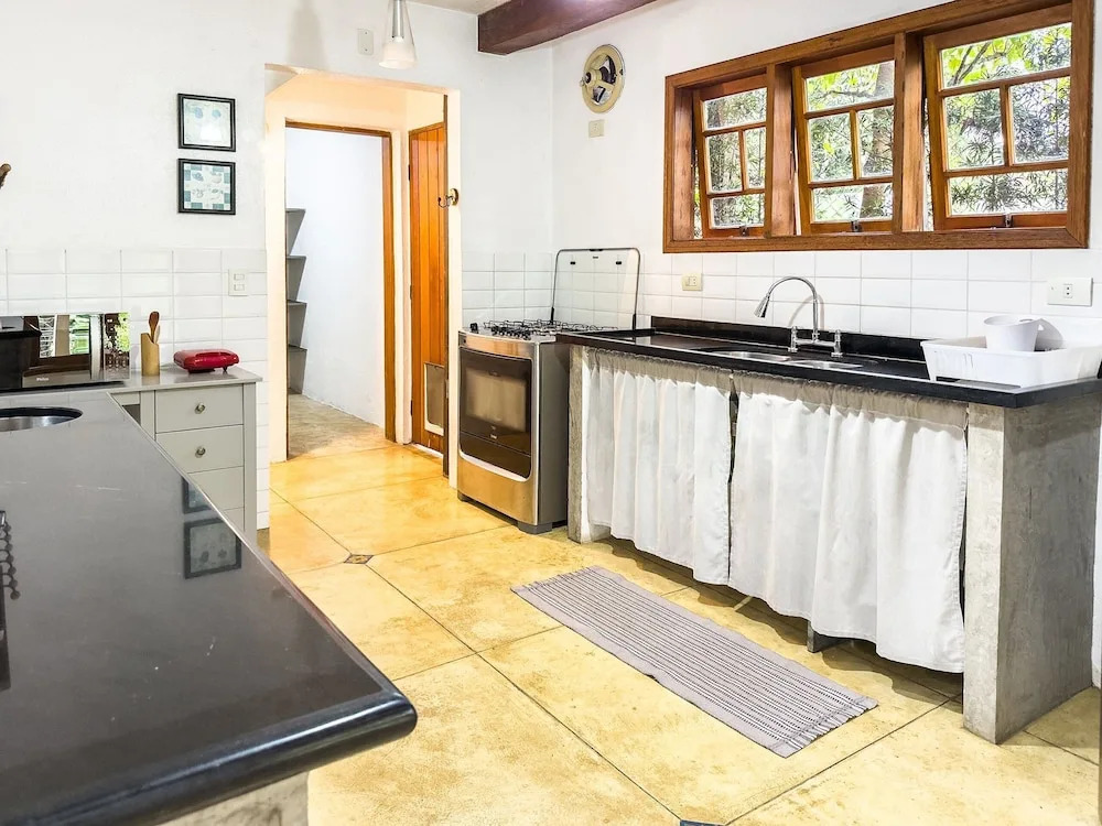 Casa na Granja Viana em frente à reserva ambiental