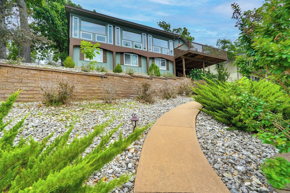 Large Lake of the Ozarks Home: Deck, Dock & Views