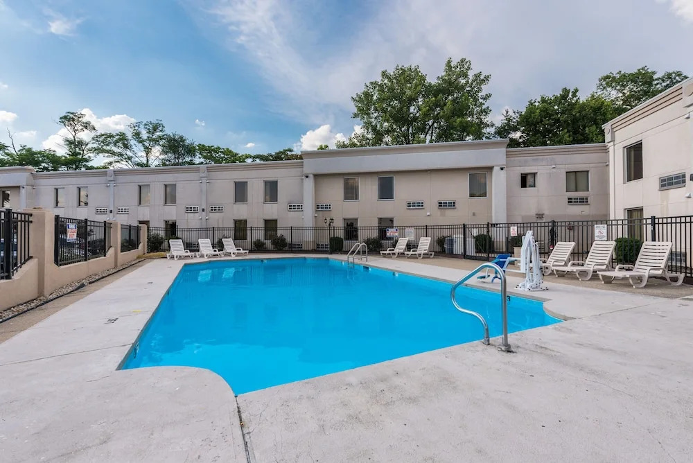 Days Inn & Suites Cincinnati