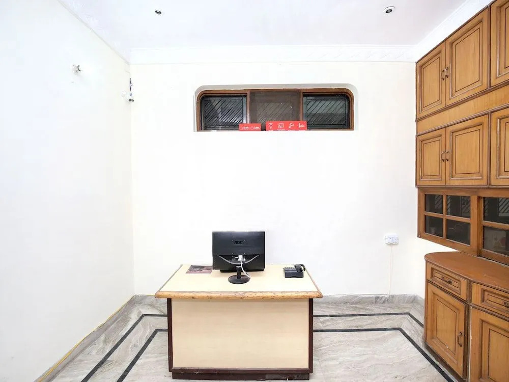OYO 16130 The Corner House