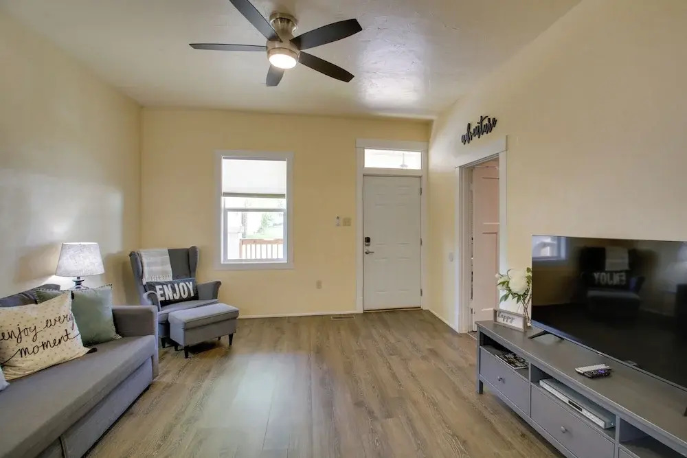 Walk to Dtwn Hot Springs: 'lazy Daze Bungalow'