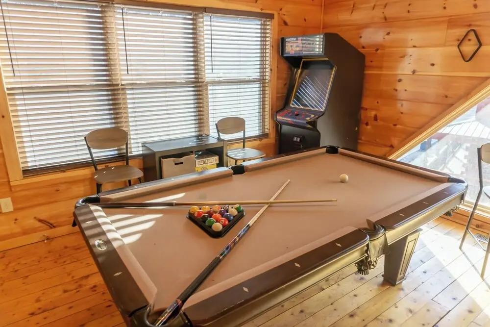 1 Mi to Parkway! Hot Tub Hideaway in Pigeon Forge