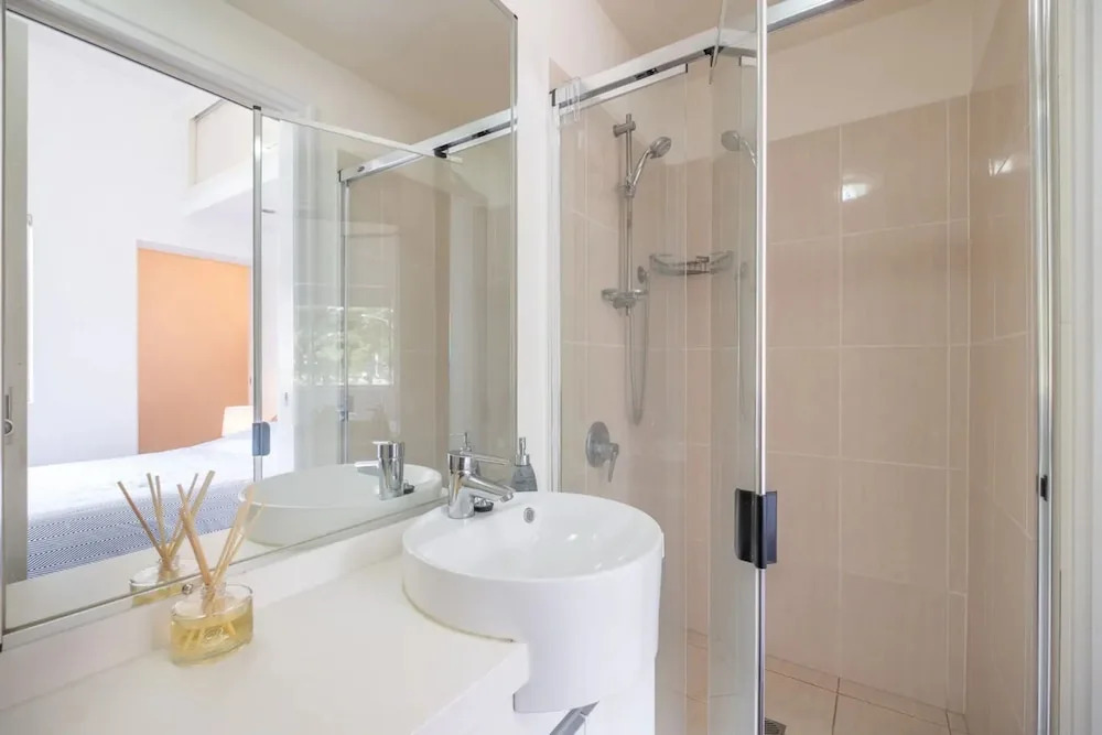 Peaceful 1 Bedroom Apartment with Parking
