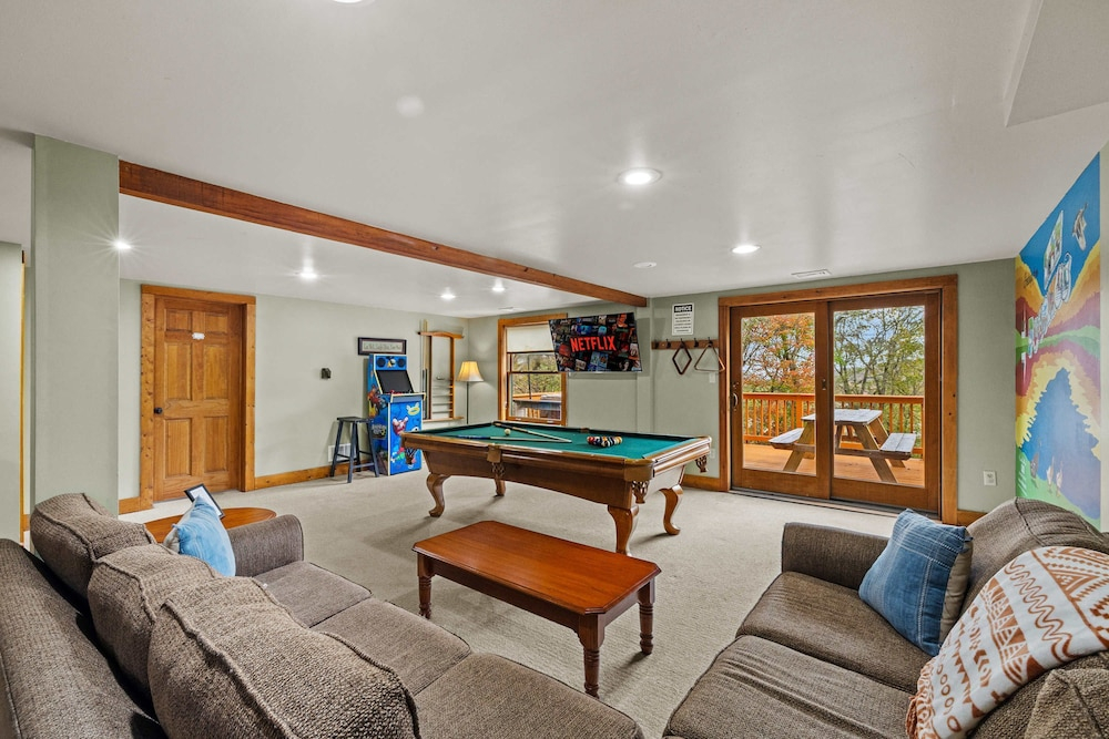 Fam-friendly Cabin Mins 2 Beach Ski w Hot Tub