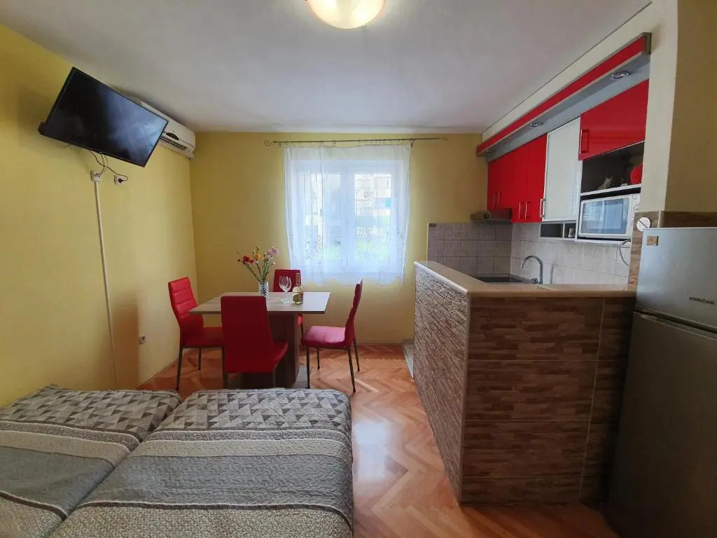 Apartments with hot tub Makarska - 18898