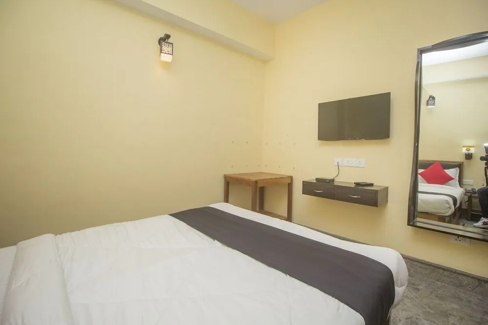 Townhouse OAK Hotel Regal Residency