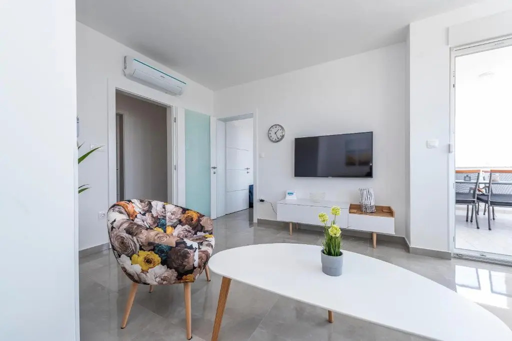 Villa Adria 4 luxury apartment with a pool