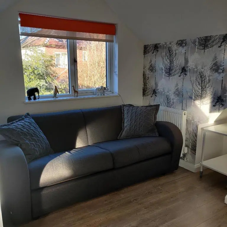 Delightful & Picturesque Modern Detached Apartment, Next to Chester Zoo, Near Park and Ride to City Centre