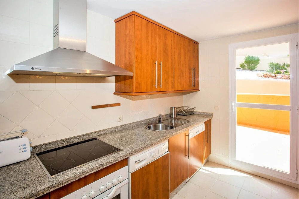 Delightful 2 Bed Apartment with sea views PW10
