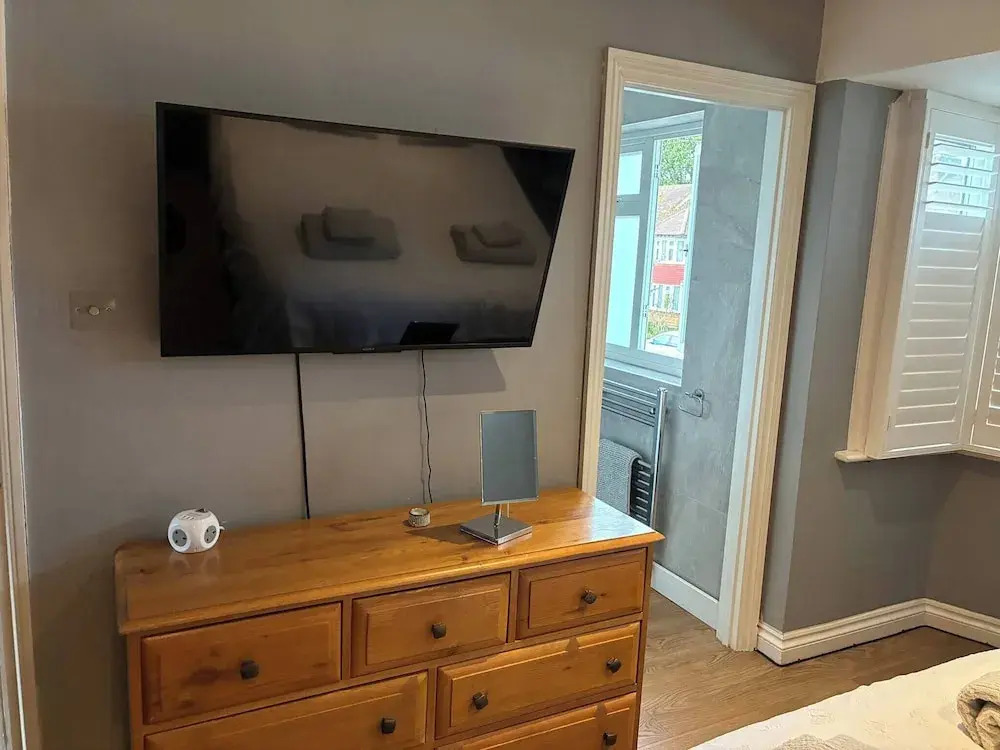Spacious 4-bed House Close to LHR and London