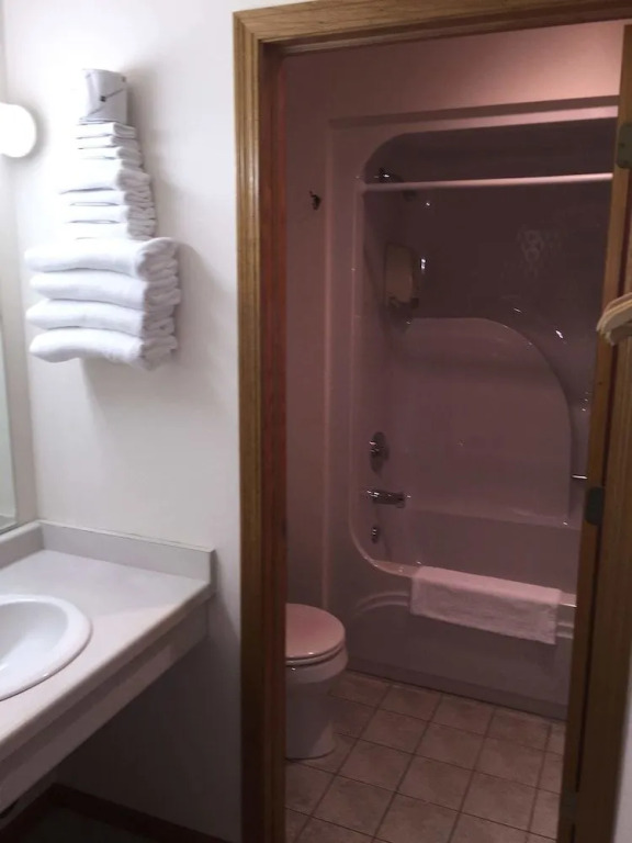Budget Host Inn & Suites