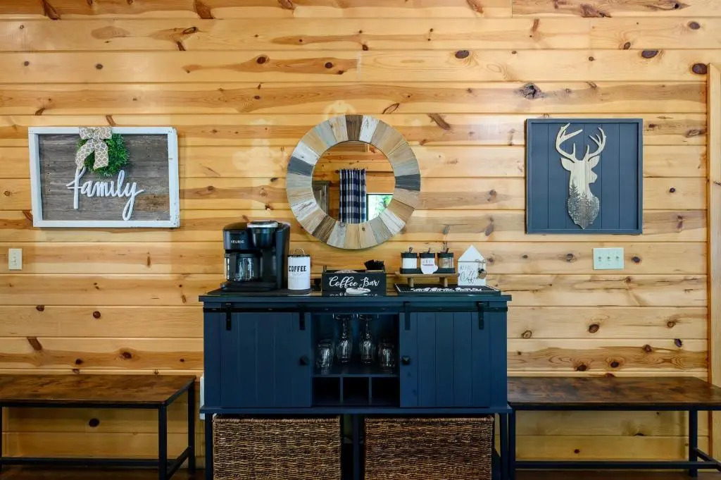 Hickory Bear - Secluded Cabin, Sleeps 10, New Hot Tub, Fire Pit, Arcade, Foosball Table & Deck Slide
