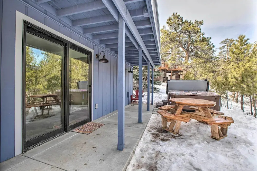 Luxe Updated Home w/ Grill + Hot Tub: 4 Mi to Rmnp